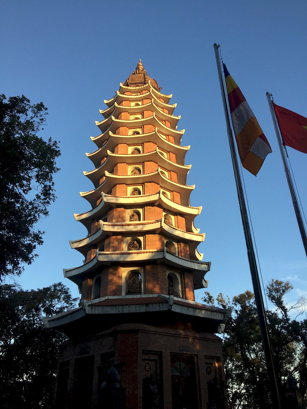 Standing tall on King Peak, at an altitude of 1,296 meters, is Bao Thien Tower (Bao Thien Bao Thap),...