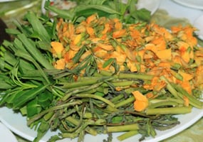 Sour Hotpot with Cá Linh and Điên Điển Flowers – Flood Season Specialty of the Mekong Delta